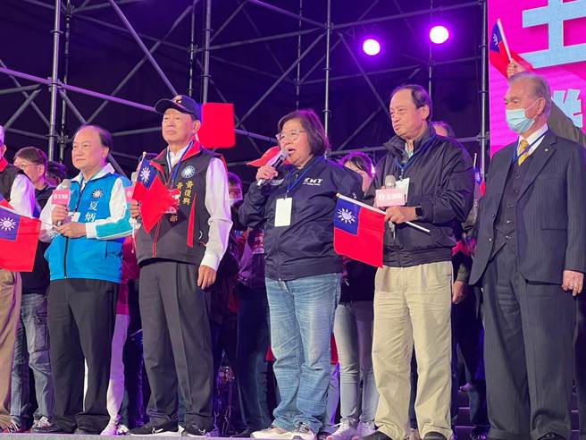 稍早国民党台北市党部主委黄吕锦茹、黄国梁党部主委廖旭东率领党部成员，以及中山区、北松山、信义区里长上台助讲。（李奇叡摄）
