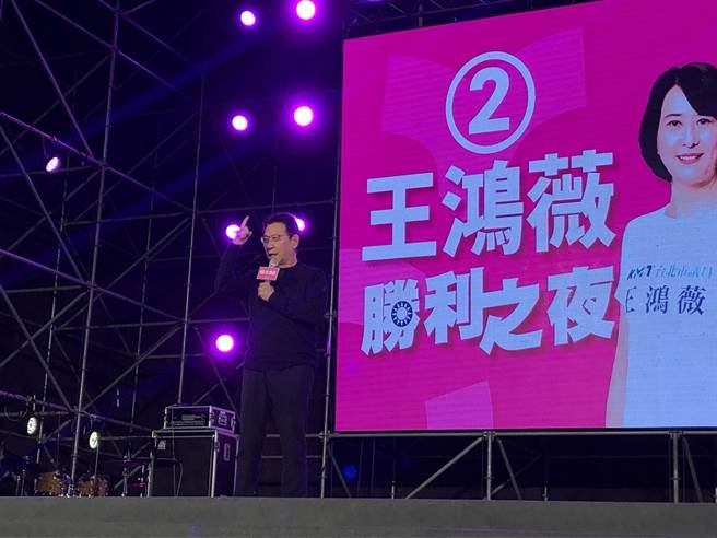 中广董事长赵少康上台助讲时直言，王鸿薇早就该到立法院，绝对可以发挥以一挡十、以十挡百的精神。（李奇叡摄）