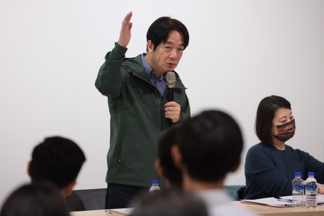 副总统赖清德近期在全台举办「向党员报告」政见发表会，8日于台中开讲时，说出「不能让怀疑美国的言论成为社会共识」。（黄婉婷摄）