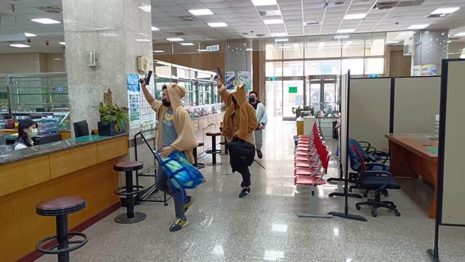 桃園市大園警分局今日下午結合大園區農會辦理防搶演練。（翻攝畫面／蔡明亘桃園傳真）