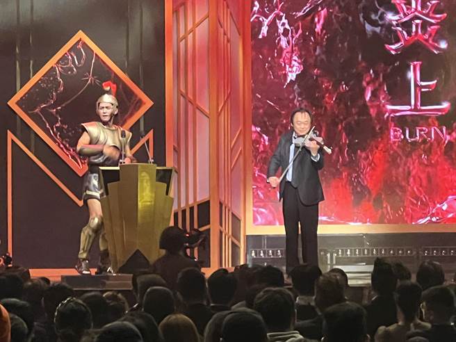王世坚（右）在《炎上　王世坚》演奏小提琴。（萨泰尔娱乐提供）
