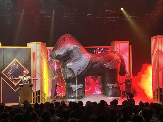 王世坚躲在三层楼高的木马登场。（萨泰尔娱乐提供）