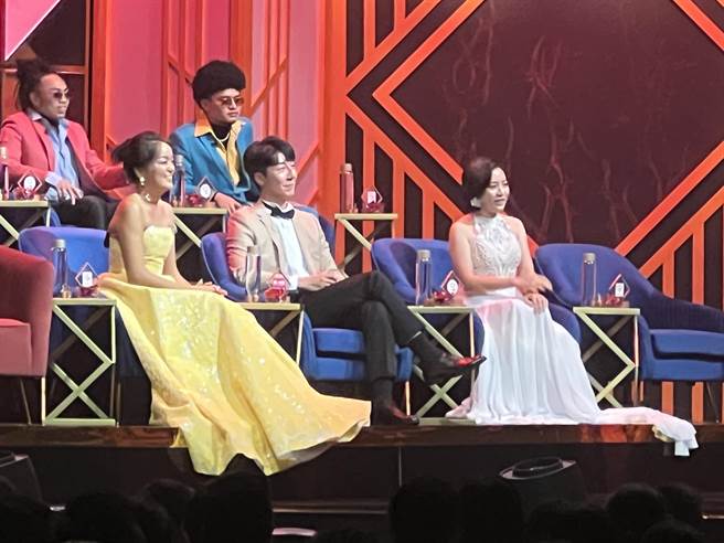 《炎上　王世坚》火伴有谢龙介、「学姊」黄瀞莹、凯莉、吴峥、贺珑等人。（萨泰尔娱乐提供）