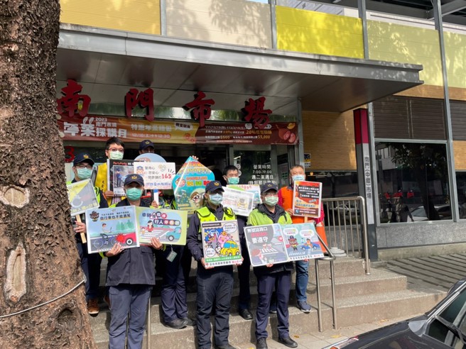 大安波丽士利用南门中继市场人潮眾多时，加强向民眾宣导春节期间交通安全暨预防诈骗。(警方提供)