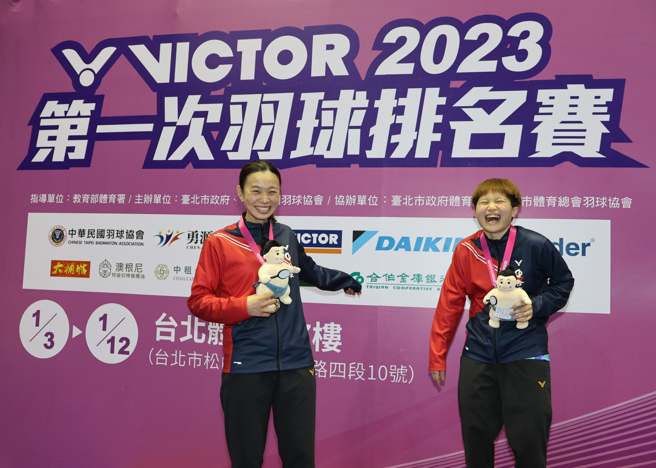 許雅晴（左）、林琬清（右）勇奪2023第一次全國羽球排名賽女雙冠軍。（合庫羽球隊提供）