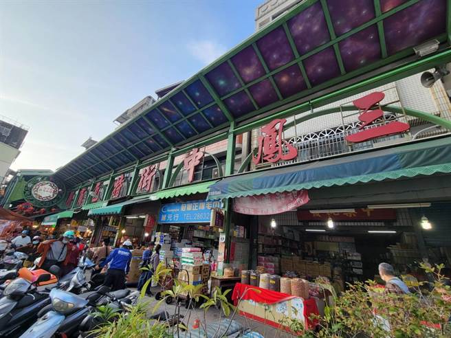 高雄三凤中街年货採购开跑。（翻摄照片／崔正纲高雄传真）