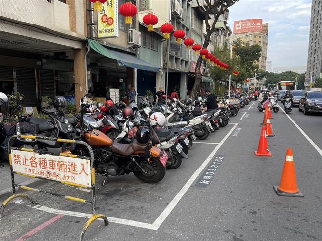 高雄三凤中街周边建国三路北面，汽车停车格临时改为机车停车格，提供给民眾停车使用。（翻摄照片／崔正纲高雄传真）