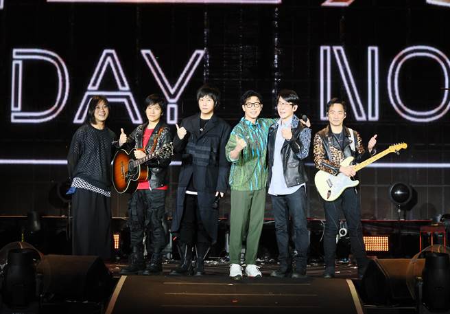 五月天7日在桃园国际棒球场开唱，邀来品冠（右三）默契合作。（相信音乐提供）