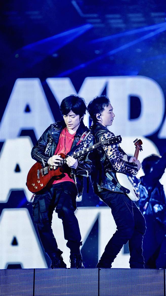 五月天7日于桃园国际棒球场开唱，卖力演出。（相信音乐提供）