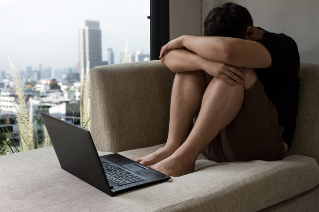 一名施打高端疫苗的網友，出發前PCR結果為陽性，結果讓旅遊泡湯了。（示意圖／shutterstock）