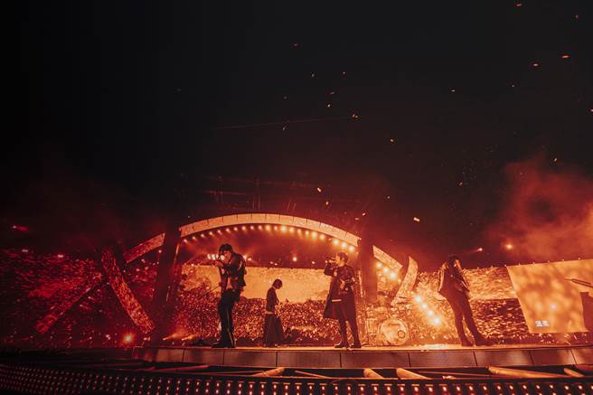 五月天7日在桃园国际棒球场开唱，邀来品冠（右三）默契合作。（相信音乐提供）