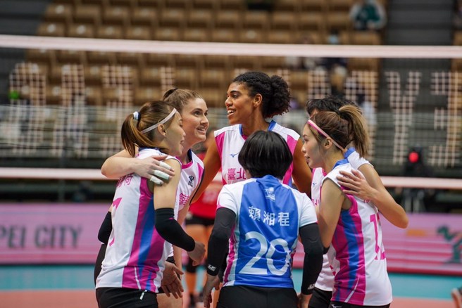 台北鲸华球员在场中庆祝得分。(中华排协提供)