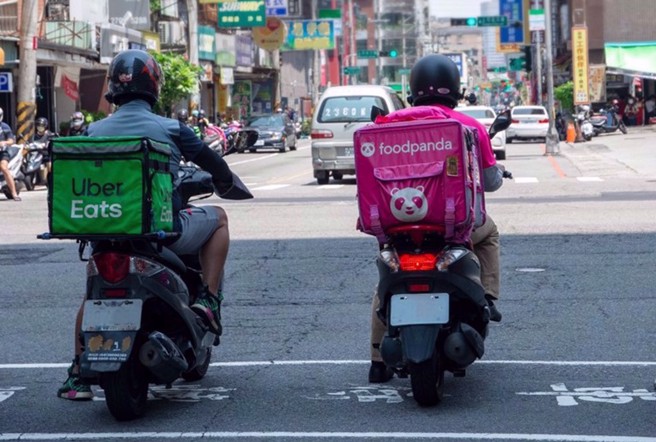 外送员跑外送竟然收到假百元纸钞，上面的国父「露牙微笑」，让他有些哭笑不得。（示意图／shutterstock）