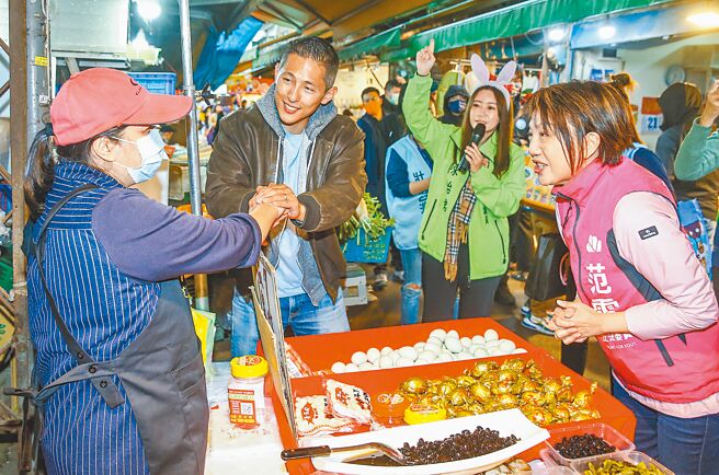 民进党候选人吴怡农（左二）6日在立委范云（右）、台北市议员陈怡君（右二）陪同下，赴长春市场扫街拜票。（粘耿豪摄）