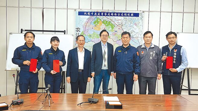 桃园市长张善政（中）6日赴杨梅分局关心诈团囚禁案，他听取案件报告后表示，似乎太轻易就放人，认为有点太姑息，甚至有点纵容犯罪。（警方提供／蔡明亘桃园传真）