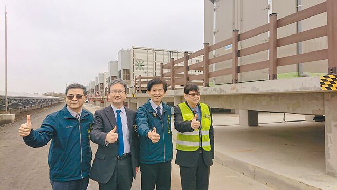 台電總經理王耀庭（左二）與台南市副市長葉澤山（右二）參觀新設的南鹽光電儲存廠。（程炳璋攝）