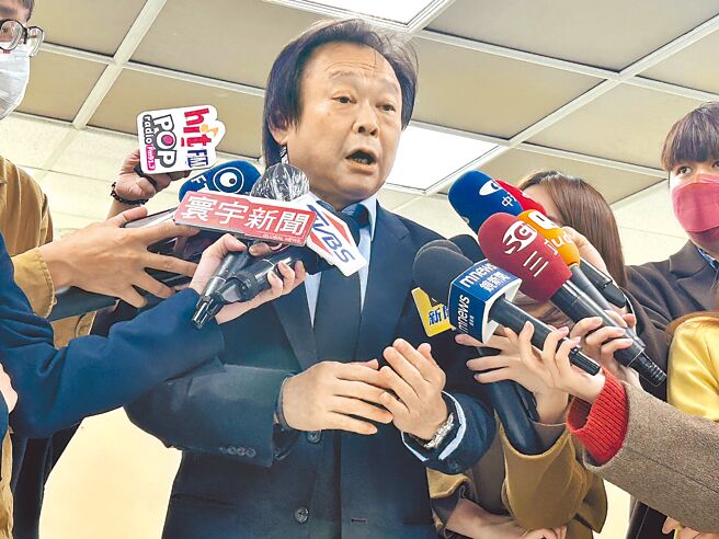 民進黨立委高嘉瑜近日批稅收超徵是行政失靈，引來黨內圍剿，民進黨台北市議員王世堅6日發聲力挺高嘉瑜，他認為，高說的話是對的，且更符合民進黨原始的精神。（李奇叡攝）