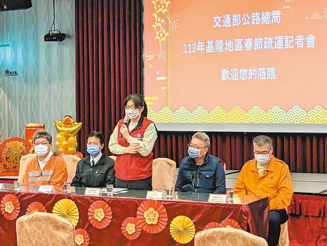 公路總局一工處及台北市區監理所6日說明春節期間國道客運、省道疏運相關措施。左起為一工處交管中心主任巫清煒、一工處副處長黃秋揚、台北市區監理所副所長李珮芸。（張志康攝）