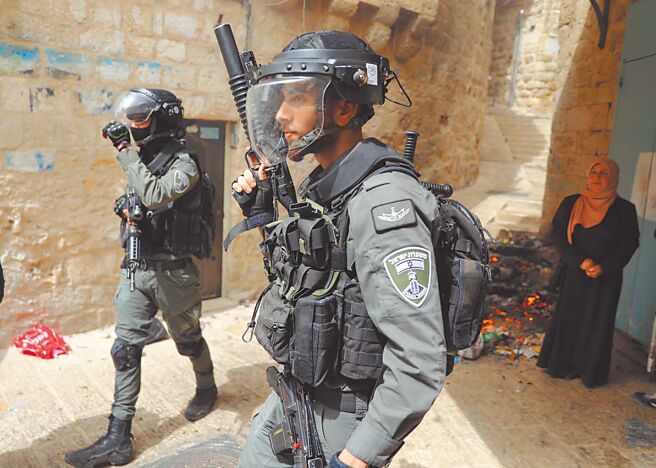 以色列国安部长日前访耶路撒冷艾格撒清真寺，由于该地同时是犹太人及穆斯林的圣地，巴勒斯坦痛批是挑衅，圣地争议再起。图为以色列边防警察在耶路撒冷老城警戒。（新华社）