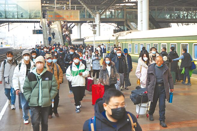 2023年春运从1月7日开始，到2月15日结束，一共40天。据大陆交通运输部初步分析研判，春运期间客流总量约为20.95亿人次。图为6日的江苏南京火车站月台。（中新社）