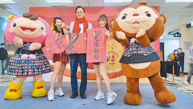 桃园市长张善政（中）6日公布癸卯年春联提词为「兔跃新程」，设计理念是「金兔迎春添新象，人逢泰世随兔跃」。（赖佑维摄）