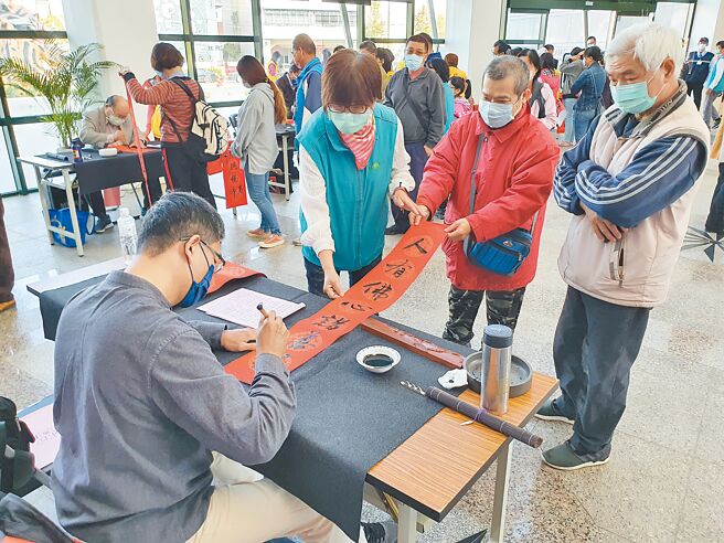 自8日起台中市政府文化局所屬各文化中心及圖書館，將分別舉行新春揮毫活動。（台中市文化局提供／張妍溱台中傳真）