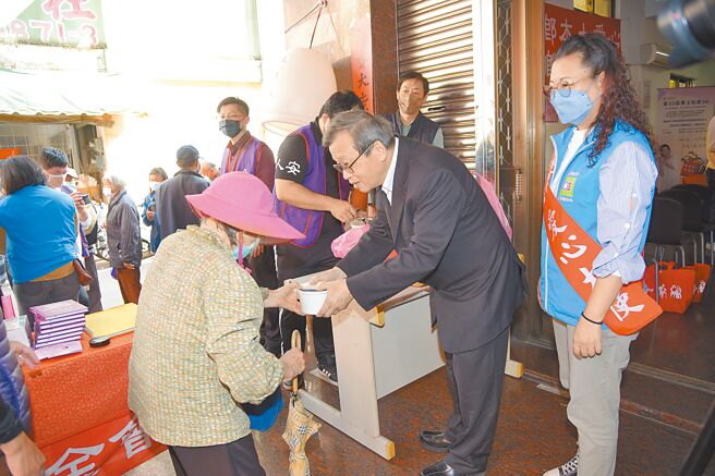 南投县副县长王瑞德（右二）向长辈奉上鸡汤。（南投县政府提供／廖志晃南投传真）