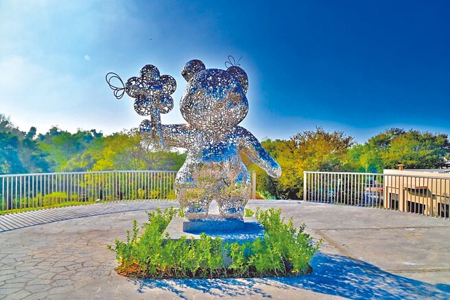 台中市水利局於福田水資源回收中心打造「花現福氣兔」裝置藝術，是新春出遊的好去處。（台中市水利局提供／陳淑娥台中傳真）