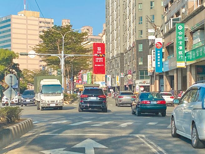 台南市中华东路、中华路预计今年下半年将施做人行道安全改善，包括增设人行庇护岛、扩大街角人行空间等，将可提升行人的通行安全性。（曹婷婷摄）