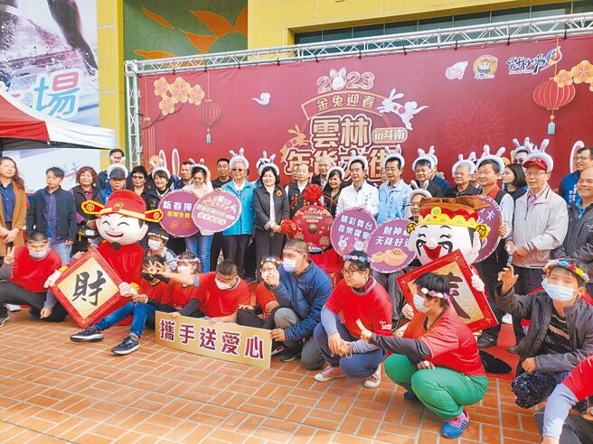 云林年货大街14日、15日于斗南田径场门口登场，除有云林良品外，还有社福团体的爱心产品共襄盛举，在爱心摊位消费满百元，集满5个章就可兑换限量肉松、酸菜、小红包抽抽乐。（周丽兰摄）