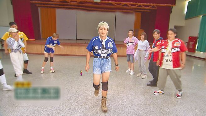 王仁甫在《飢餓遊戲》中突然拉高褲頭走秀，笑噴眾人。（中視提供）