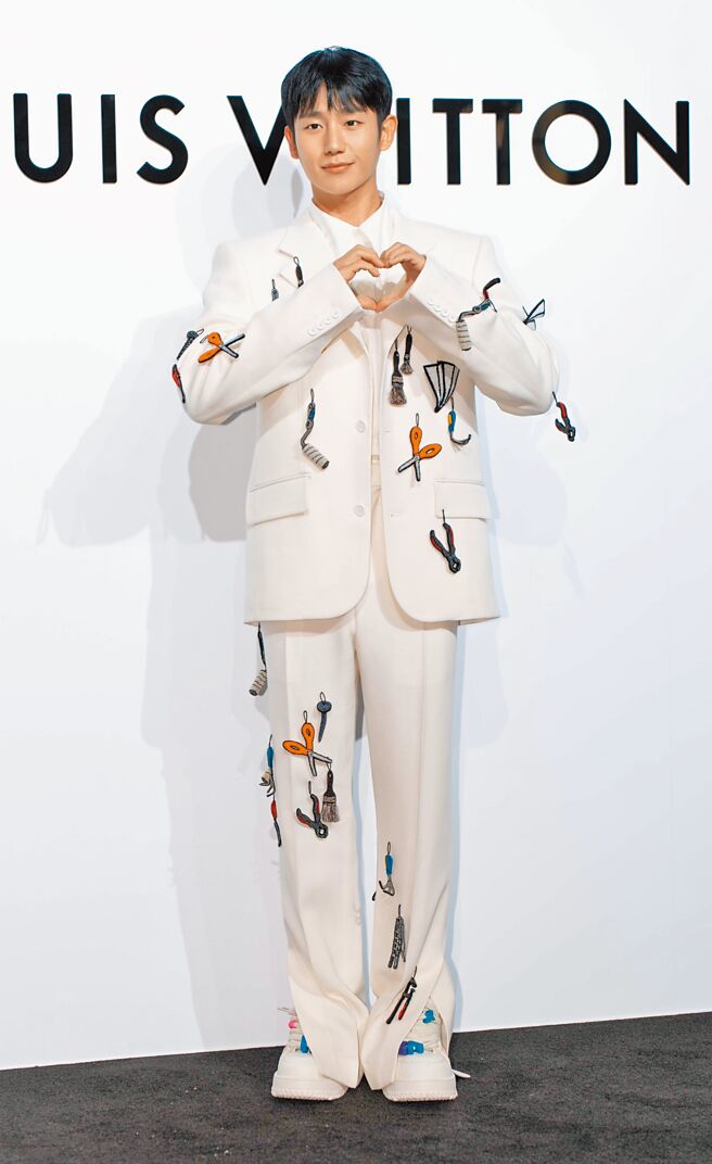 丁海寅現身台北101，馬上引起粉絲尖叫。（吳松翰攝）