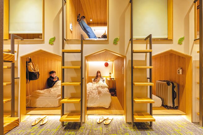 床位分为上下舖单人床、舒适双人床位、舒适三人房及舒适四人房。（小鹿文娱集团提供）