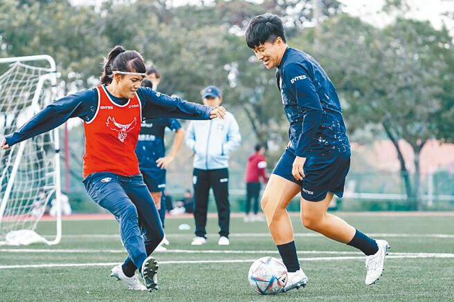 中华女足在国体大集训，后卫潘彦昕（左）试图阻止前锋李绣琴带球突破。（中华足协提供）