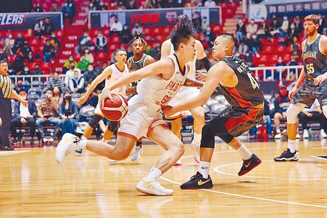 卢峻翔（左）一边运球，一边突破陈又玮的防守。（桃园璞园领航猿提供）