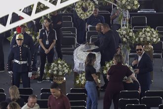 內馬、羅納多缺席比利葬禮 巴西球迷罵「不知感恩」