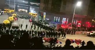 港媒：重慶快篩廠逾千工人抗議裁員  入夜後警民對峙