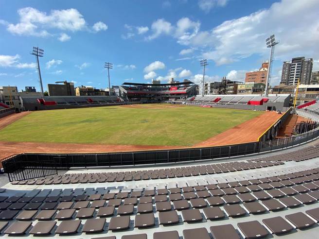 新竹棒球場耗資12億，在總統蔡英文見證下風光開幕，未料卻爆出一連串問題，僅打2場賽事就無限期停用。(資料照／陳育賢攝)