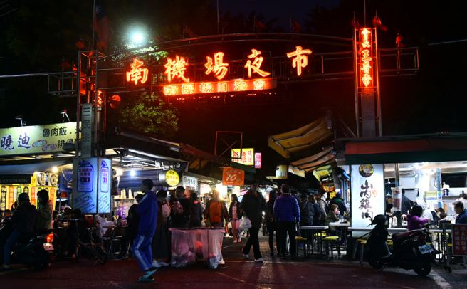 南机场夜市的美食小吃是北市夜市中独一无二的，原先只有内行人知道，近年来因为报导缘故，观光客大幅增加。(本报资料照)