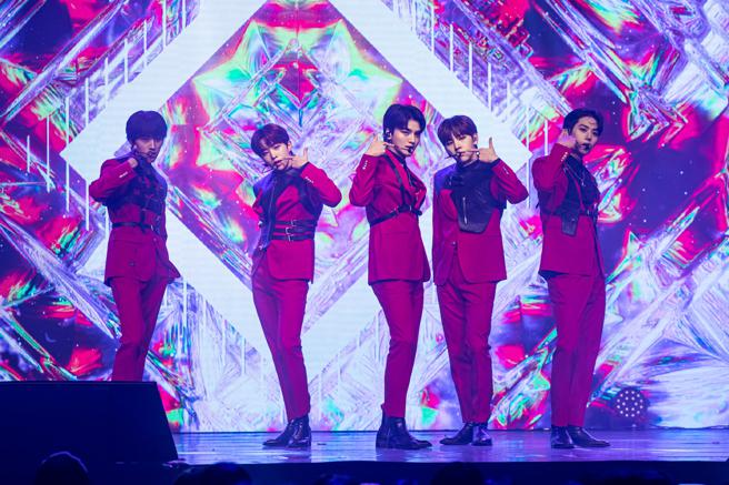 DRIPPIN穿上紅色西裝賣力演出。（ON INN ASIA提供）