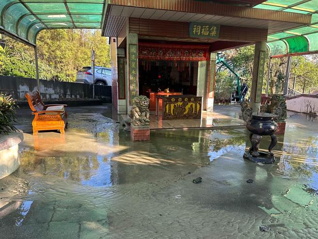 桃园龙潭自来水爆管水淹当地住户，预计今天下午1点起陆续恢復供水。(取自桃园市议员张肇良脸书／吕筱蝉桃园传真)