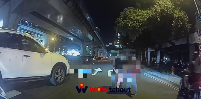 台中一辆轿车转弯时直接撞飞正在走斑马线的2路人，车祸画面曝光掀起大批网友检讨台湾交通。（图/翻摄自YouTube「WoWtchout-地图型行车影像分享平台」）