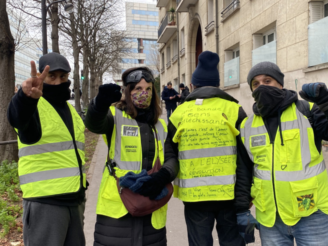 自2018年席捲法國後，黃背心運動7日重回街頭，展開2023年第一場全國動員，抗議物價、電價高漲、醫療等公共設施不足、退休制度改革。（圖/ 中央社）