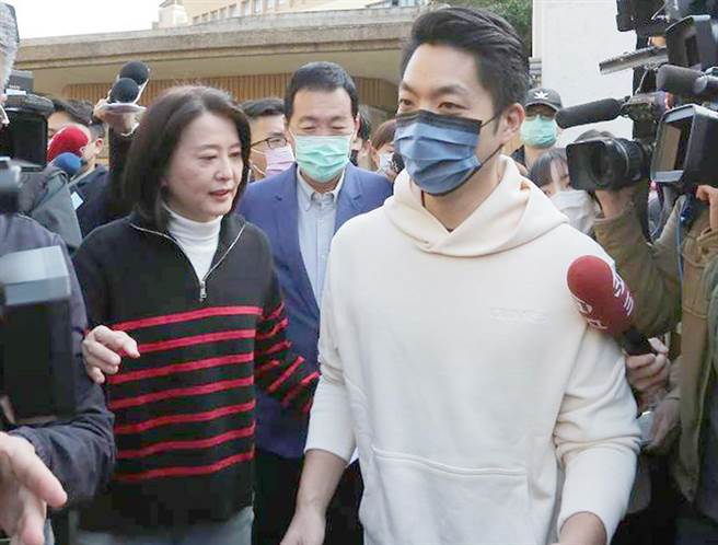 蒋万安今陪伴国民党台北市第3选区立委补选候选人王鸿薇前往民生国中投票。（郑任南摄）