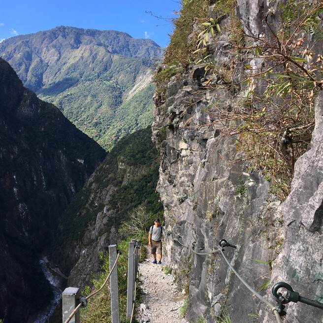 太鲁阁国家公园登山路线中，锥麓古道能饱览鬼斧神工的峡谷壮丽风景，农历春节10天连假期间，已有近1500人申请入园。（罗亦晽摄）