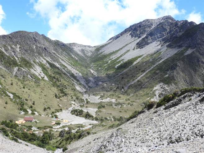 农历春节10天连假期间，太鲁阁国家公园登山路线目前以锥麓古道最夯，近1500人申请，其次则为南湖大山路线，400多人申请；图为南湖圈谷。（罗亦晽摄）