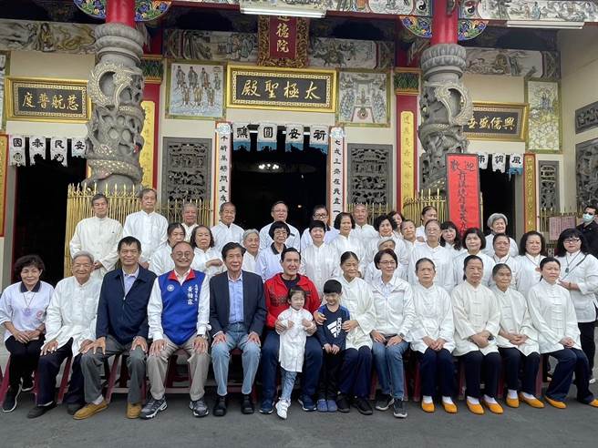 前总统马英九8日南下高雄发放春联，首站先到三民区道德院向民眾拜早年，这也是他今年首场发放春联的地点。（洪浩轩摄）