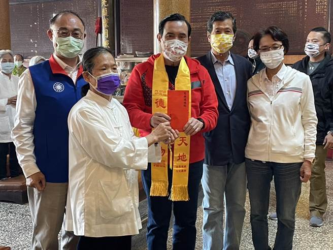 前总统马英九8日南下高雄发放春联，首站先到三民区道德院向民眾拜早年，这也是他今年首场发放春联的地点。（洪浩轩摄）