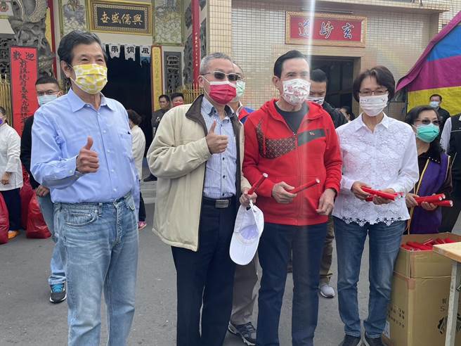 前总统马英九8日南下高雄发放春联，首站先到三民区道德院向民眾拜早年，这也是他今年首场发放春联的地点。（洪浩轩摄）