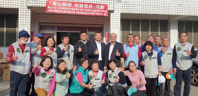 蔡其昌今天上午到外埔区参加他外埔服务处、全国会计师公会、台中市会计师公会及翼瓅会，联合举办的「寒冬送暖 物资发送」活动。(陈世宗摄)